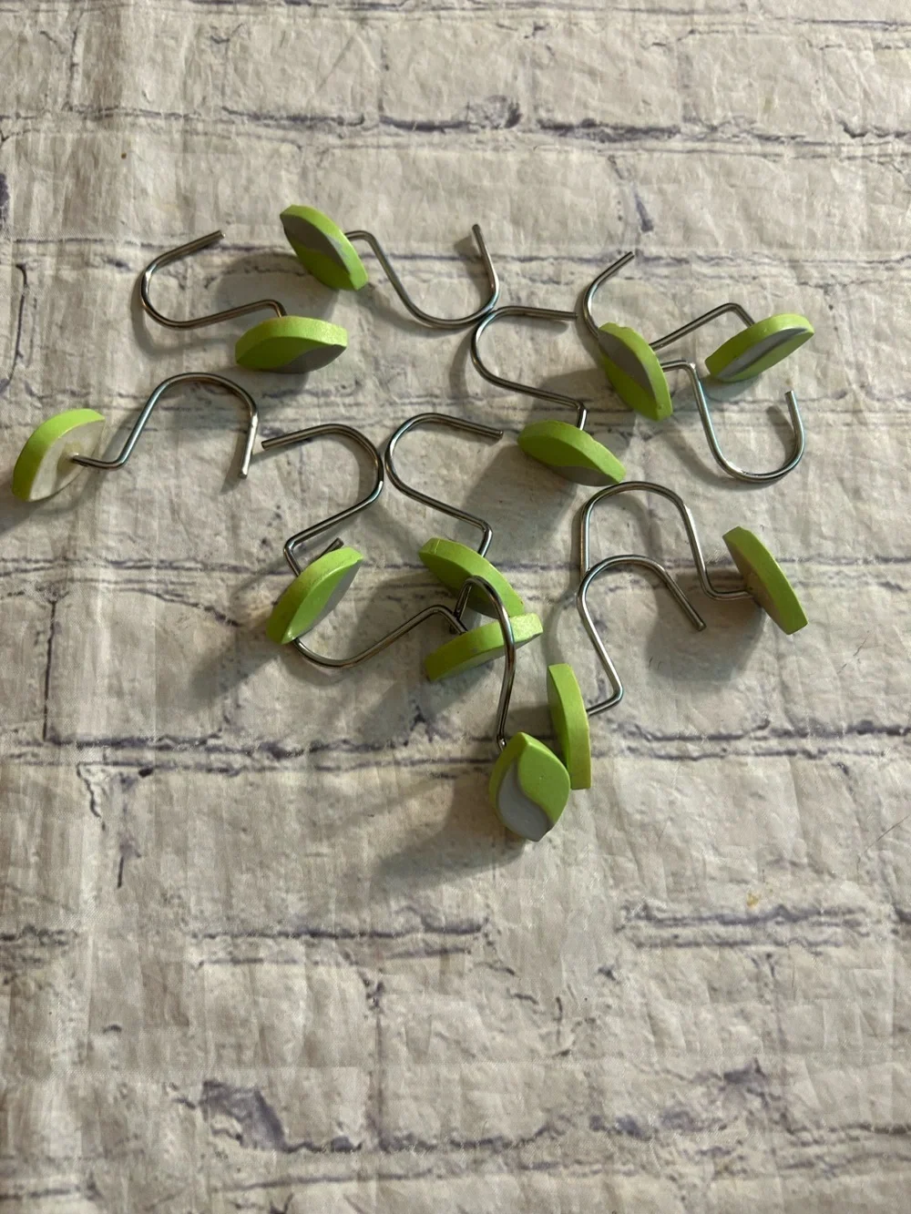 GEOMETRIC LEAF GRAY/APPLE GREEN WITH SILVER TONE SHOWER CURTAIN HOOKY(12)